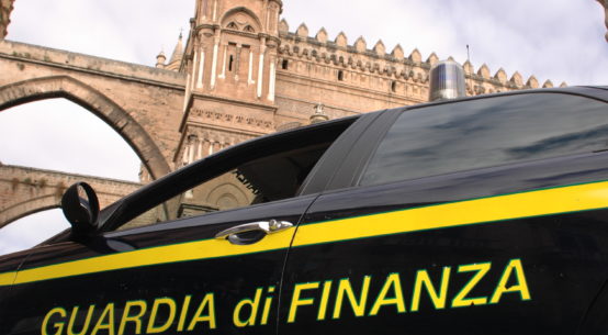 La guardia di finanza di Catania ha sequestrato all'interno di una abitazione privata a Misterbianco oltre 250 kg di fuochi di artificio irregolari.