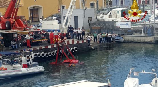 Questa mattina un'auto Enjoy è stata avvistata in mare presso il porticciolo di Ognina. L'autovettura è stata recuperata dai Vigili del fuoco di Catania.