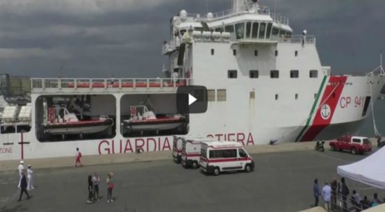 Sbarca a Catania la nave Diciotti con a bordo 932 migranti. Nell'imbarcazione ci sono anche due cadaveri e anche 4 donne incinte e un minorenne.