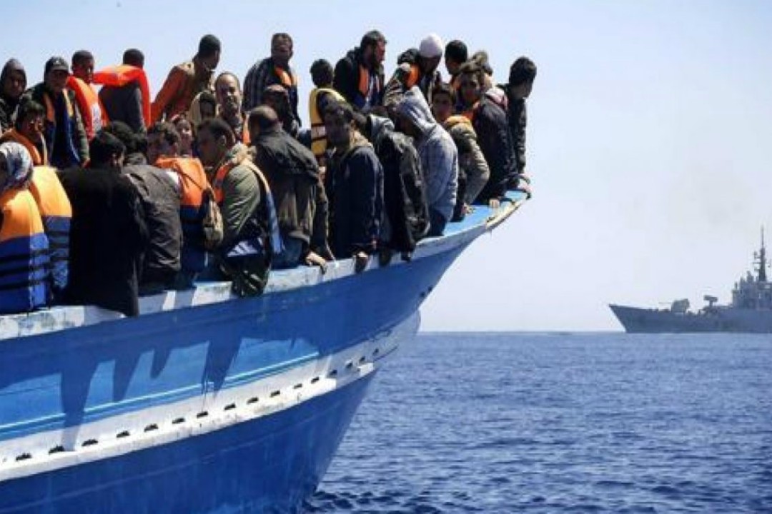 Sarà Lampedusa ad accogliere i 42 migranti salvati dalla nave Trenton della Marina americana davanti alle coste libiche. I migranti sono gli unici superstiti di un naufragio che ha causato la morte di altre 12 persone. La Trenton, a quanto si apprende, arriverà in prossimità di Lampedusa domenica mattina e dall'isola si muoverà un mezzo della Guardia costiera italiana che recupererà i 42 per trasferirli in un porto ancora da assegnare.