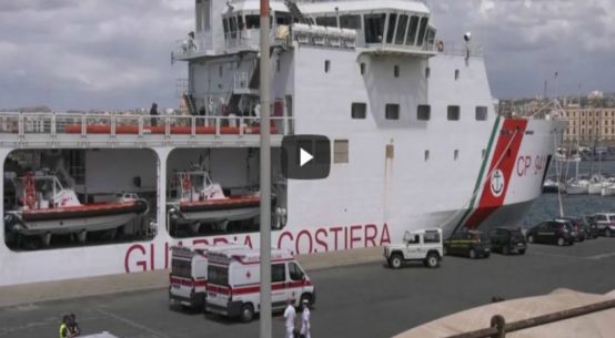 Sono state completate solo stamane, con lo sbarco delle ultime persone a bordo, le operazioni al porto di Catania dedicate ai 939 migranti giunti ieri.