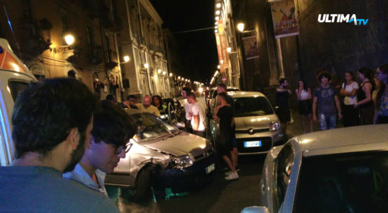 un uomo, a bordo della sua auto, ha seminato il panico tra le vie del centro storico, andando a forte velocità tra la folla.