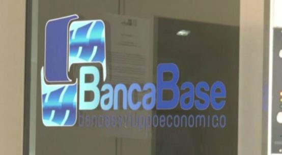 Dopo il commissariamento e i disagi per i correntisti entra nel vivo l'inchiesta su Banca di Sviluppo Economico spa di Catania, conosciuta come banca Base.