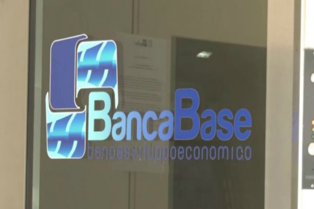 Dopo il commissariamento e i disagi per i correntisti entra nel vivo l'inchiesta su Banca di Sviluppo Economico spa di Catania, conosciuta come banca Base.