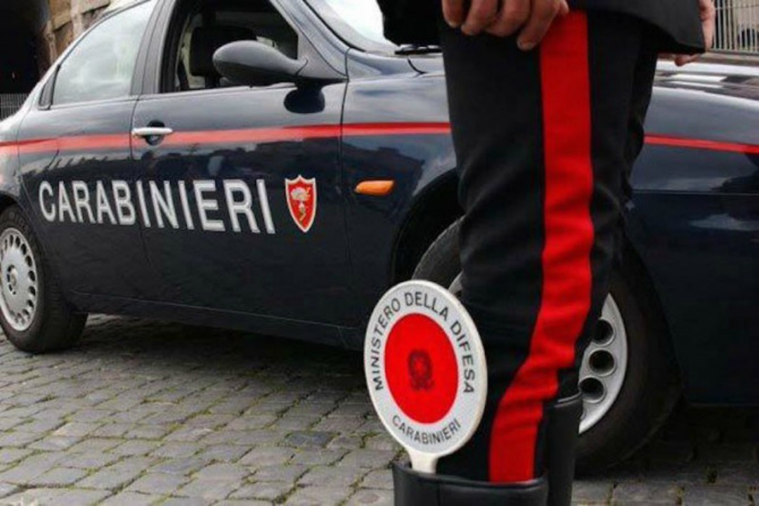 I Carabinieri di Augusta hanno arrestato un 48enne per aver accoltellato un paziente in ospedale e per resistenza a pubblico ufficiale.