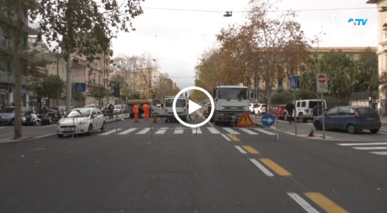 Corso Italia chiuso al traffico per il distacco dell'asfalto. Numerose le segnalazioni sulle strane vibrazioni del manto stradale.